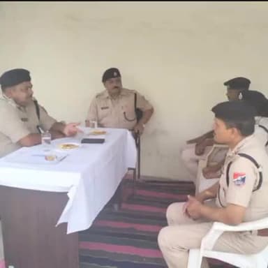 सोनपुर: रेलवे सुरक्षा पोस्ट कार्यालय परिसर सोनपुर में मंडल सुरक्षा आयुक्त ने सुरक्षा व्यवस्था को लेकर अधिकारियों के साथ की बैठक