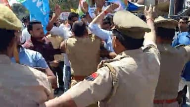 mathura#कोतवाल ने मोदी और योगी जी का पुतला फूंकने से बचा लिया कांग्रेस के कार्यकर्ताओं ने किया था प्रदर्शन