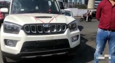 इंदौर: विजयनगर में यातायात पुलिस ने चेकिंग अभियान में बिना नंबर और ब्लैक फिल्म लगी स्कॉर्पियो पर की कार्रवाई, SI ने दी जानकारी