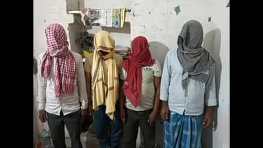 बेतिया: शिकारपुर क्षेत्र में रंगदारी के मामले में 4 अभियुक्तों को अवैध हथियार, गांजा और मोबाइल के साथ पुलिस ने किया गिरफ्तार