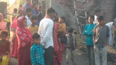 इकौना: नारायणपुर में खाना बनाते समय अज्ञात कारणों से लगी आग, सारा सामान जलकर हुआ राख