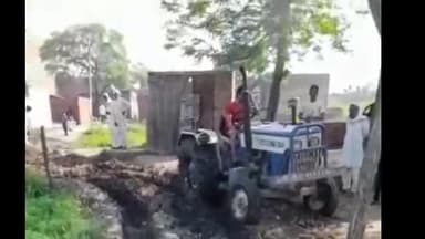 धनौरा: मोहरका पट्टी में गंदगी का लगा अंबार, ग्रामीणों ने ग्राम प्रधान के खिलाफ खोला मोर्चा