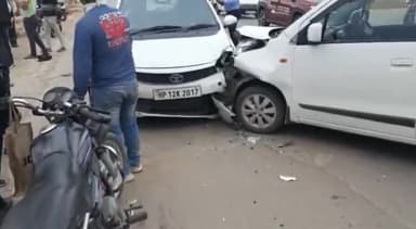 पंचकूला: पिंजोर नालागढ़ रोड पर नानकपुर गांव के समीप दो कारों के जबरदस्त टक्कर, दो बाइक सवार भी आए चपेट में, कई लोग घायल।