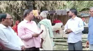 वैशाली: मुंबई से चलकर अग्नि पीड़ितों की सेवा में समाजिक कार्यकता जतकौली धर्मपुर पहुंचे