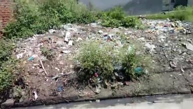 Sultanpur Patti ke Aadarsh Nagar mohalle mein bacchon ko kara rahe hain khule mein soch potty #adnan_reporter