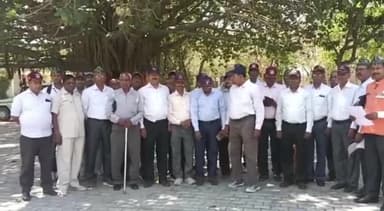 कन्नौज: पेंशन वृद्धि समेत 5 प्रमुख मांगों को लेकर पूर्व सैनिकों ने कलेक्ट्रेट पहुंचकर जिलाधिकारी को सौंपा ज्ञापन