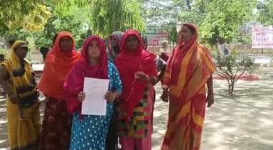 कन्नौज: कुतलुपुर में हुई मारपीट के मामले में मुख्य आरोपी की नही हुई गिरफ्तारी, महिलाओं ने डीएम से की न्याय की मांग