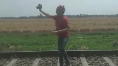 मुरादाबाद: पीपलसाना में रेलवे ट्रैक पर खड़े होकर रील बनाने वाला किशोर तेज रफ्तार ट्रेन की चपेट में आने से बाल-बाल बचा, वीडियो वायरल