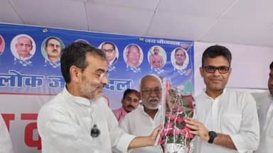 मोतिहारी: जिले के RLJD के कार्यकर्ताओं ने पूर्व विधायक रमेश कुशवाहा को RLJD के प्रदेश अध्यक्ष बनने पर दी बधाई