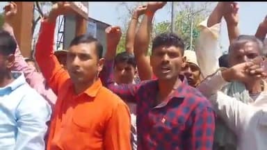 बेतिया: बिहार गृह रक्षा वाहिनी के अभ्यर्थियों ने समाहरणालय परिसर के समक्ष किया धरना प्रदर्शन