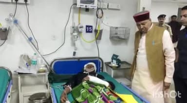 देहरादून: दून अस्पताल पहुंचे परिवहन मंत्री चंदनराम दास, मसूरी बस हादसे के घायलों से की मुलाकात