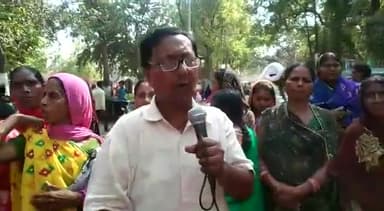 महिला संगठन ऐपवा के भोजपुर जिला पदाधिकारी के समक्ष प्रदर्शन को संबोधित करते भाकपा माले राज्य कमिटी सदस्य क्यामुद्दीन अंसारी.