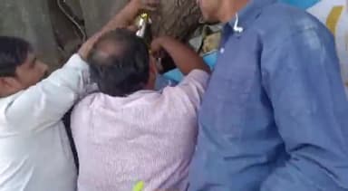 बुलंदशहर: नैथला गांव में नीम से निकल रहा है दूध, लोग मान रहे चमत्कार