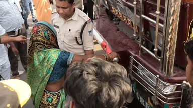 सिंगरौली: माजन मोड़ पर हुए सड़क हादसे को लेकर परिजनों ने किया चक्का जाम, कहा- जब तक नया वाहन नहीं मिलेगा तब तक नहीं खुलेगा जाम