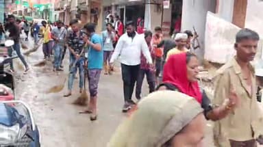 नरसिंहपुर: स्वच्छता अभियान के तहत नगर पालिका की टीम ने नगर के मुख्य मार्गों पर की साफ़-सफाई