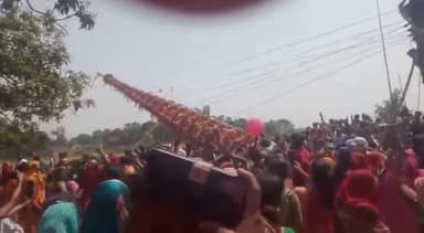 हरलाखी: मढ़िया बलुआहा में चार दिवसीय महावीरी झंडा मेला महोत्सव का हुआ शुभांरभ, निकाली गई भव्य कलश शोभायात्रा