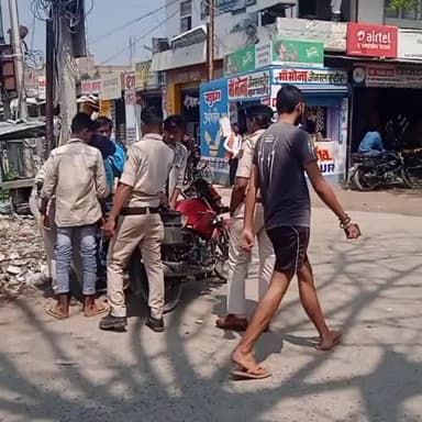 सोनपुर: सोनपुर पुलिस ने गोला बाजार सहित अन्य स्थानों पर वाहन चेकिंग अभियान चलाकर 5 वाहनों को किया जब्त