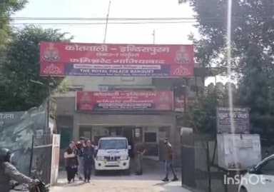 गाज़ियाबाद: इंदिरापुरम क्षेत्र स्थित कानावनी चौकी के पास कार से टेंपो टकराने के दौरान चोरों ने कार के डैशबोर्ड से चोरी किए दो फोन