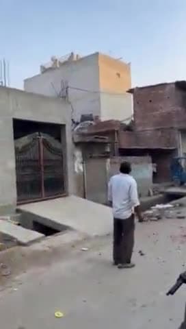 गाज़ियाबाद: विजयनगर क्षेत्र के मिर्जापुर में प्लॉट पर गेट लगाने को लेकर दो पक्षों में पथराव का वीडियो आया सामने, 4 आरोपी गिरफ्तार