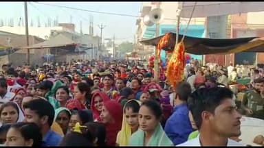 धनौरा: गजरौला के मां ललिता देवी मंदिर पर लाखों की तादाद में प्रसाद चढ़ाने के लिए उमड़े श्रद्धालु पुलिस व पीएसी रही तैनात