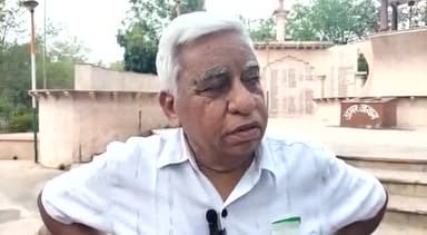 अलवर: मॉडर्न सूटिंग्स के श्रमिकों ने शहीद स्मारक पर दिया धरना, न्यायालय के आदेशों पर भी नहीं मिला भुगतान: श्रमिक वेदप्रकाश