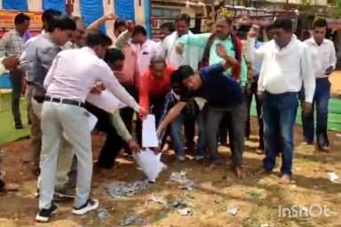 चारामा: जनपद पंचायत चारामा क्षेत्र के समस्त पंचायत सचिवों ने 24 घंटे में काम पर लौटने के शासन के आदेश की प्रतियां जलाई