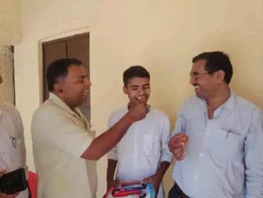 सोनभद्र बंशी सुर्यपुर: मंगा बीघा इंटर स्तरीय उच्च विद्यालय में मैट्रिक परीक्षा में राज्य में आठवां स्थान प्राप्त करने वाला छात्र हुआ सम्मानित