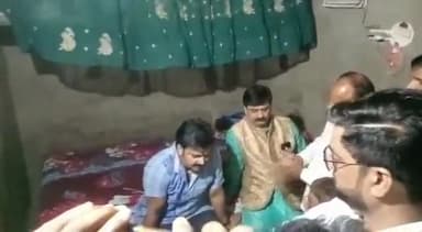 भदोही: भोजपुरी फिल्म अभिनेत्री आकांक्षा दुबे की माँ से भोजपुरी फिल्म अभिनेता पवन सिंह ने कहा- मैं घर का बड़ा बेटा हूँ