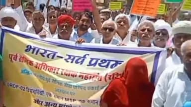 बाड़मेर: पूर्व सैनिकों ने अपनी विभिन्न मांगों को लेकर जिला कलेक्ट्रेट के सामने किया विरोध प्रदर्शन, जिला कलेक्टर को सौंपा ज्ञापन