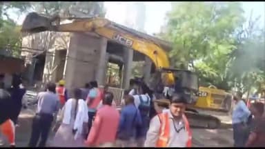 इंदौर: बावड़ी हादसे के बाद जिला प्रशासन व जनप्रतिनिधियों की बैठक में हुआ तय, बावड़ी कुएं पर लगे स्लैब हटाए जाएंगे: कलेक्टर