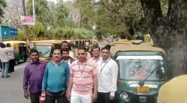 मुरादाबाद: ऑटो रिक्शा चालकों ने शहर में चल रहे अवैध ऑटो रिक्शा चालकों के खिलाफ  मंडल आयुक्त कार्यालय पर सौंपा ज्ञापन