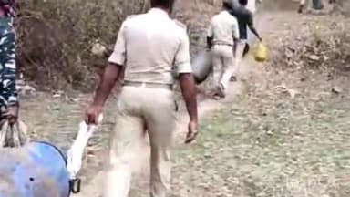 जमुई: तेलिया छोराठ गांव में छापेमारी कर उत्पाद विभाग की टीम ने 3900 किलो जावा महुआ और 50 लीटर चुलाई शराब किया नष्ट