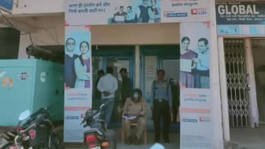 इकौना: इकौना क्षेत्र में पड़ने वाले बैंकों की चेकिंग कर पुलिस ने लोगों को दिलाया सुरक्षा का अहसास