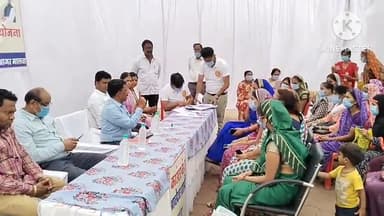 आगर: आगर कलेक्टर ने शासकीय कन्या प्राथमिक विद्यालय में लाडली बहना योजना के अंतर्गत महिलाओं के भरवाए फार्म