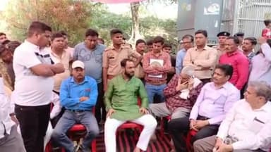 आगरा: रुई की मंडी फाटक से प्रस्तावित पुल को लेकर लोगों ने किया हंगामा, कैबिनेट मंत्री के पुत्र अलौकिक उपाध्याय मौके पर पहुंचे