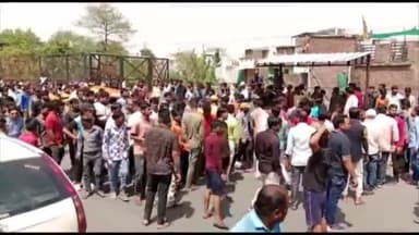 इंदौर: जूनि इंदौर क्षेत्र में हुई हत्या के मामले में परदेसीपुरा में परिजनों ने शव रखकर किया चक्का जाम