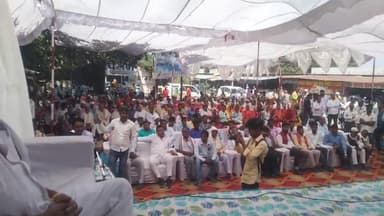 बस्ती : बुद्धवार को महाराज गुह्यराज निषाद जी की जयंती शास्त्री चौक पर धूमधाम मनाई गई।
महाराज गुह्यराज निषाद जी के चरणों में श्रद्धा सुमन अर्पित कर नमन किया।
मुख्य अतिथि: मां. श्री रमाकांत निषाद जी राज्यमंत्री यूपी सर