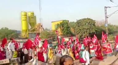 गाज़ियाबाद: साहिबाबाद रेलवे स्टेशन पहुंचे किसान मजदूर संगठन के कार्यकर्ता, ट्रेन के माध्यम से पहुंचे दिल्ली के रामलीला मैदान