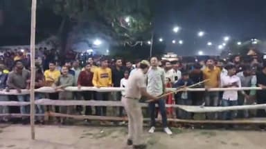 बुलंदशहर: जिला प्रदर्शनी में आयोजित पंजाबी नाइट में युवाओं ने गिराई बिजली की बल्ली, पुलिसकर्मियों ने बल्ली को किया खड़ा; टला हादसा