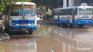 सोनीपत: सोनीपत बस अड्डे परिसर में बुधवार को भी नहीं सुधरे हालात, गंदा पानी घुसने से यात्रियों व रोडवेज कर्मचारी को परेशानी