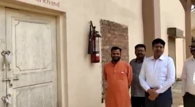 कांके: रांची डीसी ने मोरहाबादी के बिरसा मुण्डा फुटबॉल स्टेडियम स्थित ईवीएम वेयर हाउस का किया निरीक्षण।