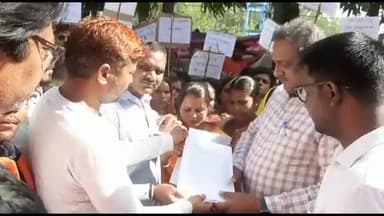 बरकागाँव: बड़कागांव के पूर्व विधायक योगेंद्र साव के नेतृत्व में विस्थापित ग्रामीणों ने रांची स्थित प्रदूषण कार्यालय का किया घेराव