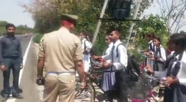 कन्नौज: तिर्वा रोड स्थित निजी स्कूल के बच्चों को सड़क पार करने को लेकर यातायात प्रभारी ने दी जानकारी