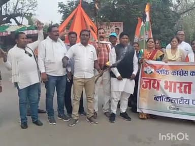 नरहरपुर: राहुल गांधी की लोकसभा सदस्यता निरस्त करने पर ब्लॉक कांग्रेस कमेटी नरहरपुर ने विरोध कर निकाला मशाल जुलूस!