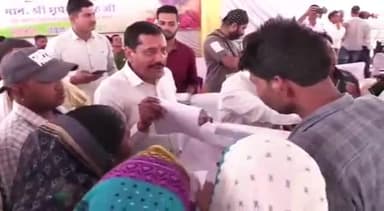 खुरई: महाकाली मंदिर टीनशेड में मंत्री प्रतिनिधि ने 1000 PM आवास योजना के हितग्राहियों के खातों में एक क्लिक से ₹10 करोड़ डाले