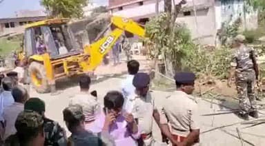 पंडौल: सकरी क्षेत्र के सोहराय गांव में बुलडोजर चलाकर सड़क किनारे से हटाया गया अतिक्रमण, सीओ व सकरी थानाध्यक्ष रहे मौजूद