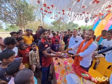 सोनभद्र बंशी सुर्यपुर: बंशी आदर्श युवा क्रिकेट क्लब के द्वारा आयोजित क्रिकेट टूर्नामेंट का फाइनल मुकाबला परासी और वंशी के बीच खेला गया