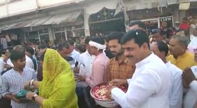 भगवान महावीर जी की जयंती के अवसर पर आयोजित शोभायात्रा का विधायक राकेश गिरी ने पुष्प वर्षा कर किया स्वागत