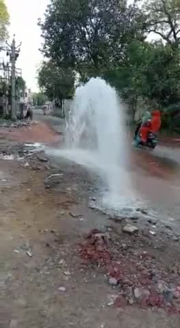 अलवर: जलदाय विभाग की लापरवाही के चलते प्रताप स्कूल के समीप पानी की लाइन फटने से लाखों लीटर पानी बहा व्यर्थ