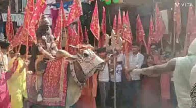 बहादुरगढ़: नजफगढ़ रोड स्थित मंदिर श्री बालाजी महाराज द्वारा बुधवार को धूमधाम से निकाली गई शोभा यात्रा